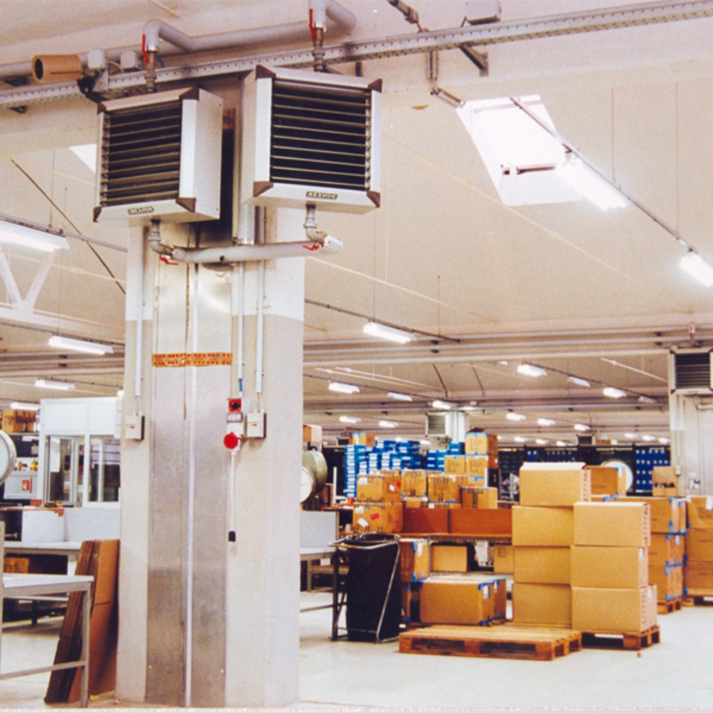 WS96/120 Reznor WS Series Hydronic suspended Unit Heater WS Series for Hot Water Use -120,000 BTU, 1 3/16 Gal. Max Air Volume: 1550 CFM, 115V/1Ph/60H